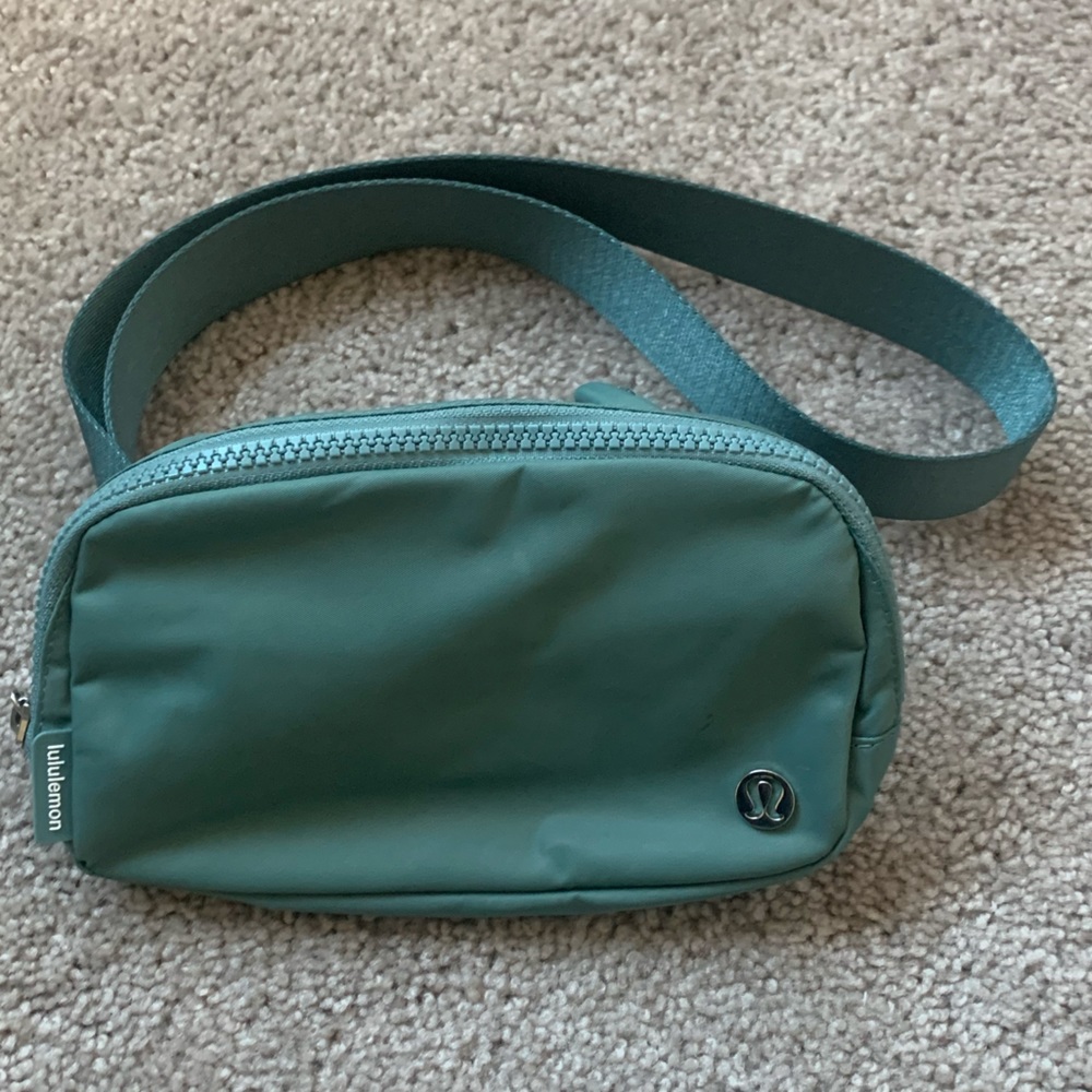Lululemon everywhere belt bag